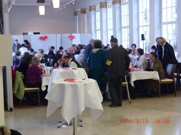 CIMG0219_im Saal-04 ich kann nur schlecht sehen.jpg